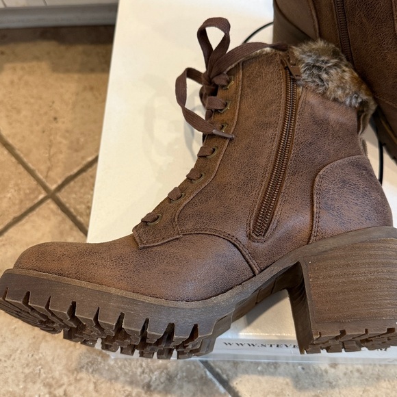 NWT Steve Madden Comfort Tan Brown Lace Up Boots sz 6 - Picture 3 of 3